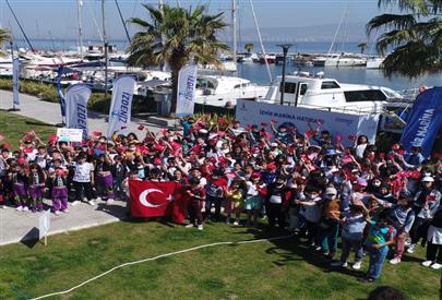 İzmir Marina'da 23 Nisan Ulusal Eğemenlik ve Çocuk Bayramı Etkinliği